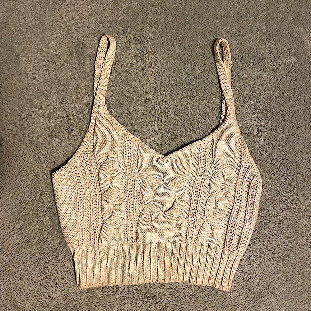 cute boho knit cream crop top!!
size: XS
condition: brand new